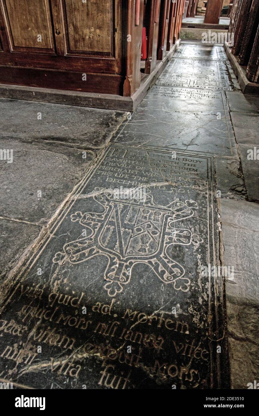 La Chiesa di rame, nella parrocchia di rame della Cornovaglia di rame, è dedicata a San Germano. Le pietre di pietra nella navata offrono memoriali ai morti. Foto Stock