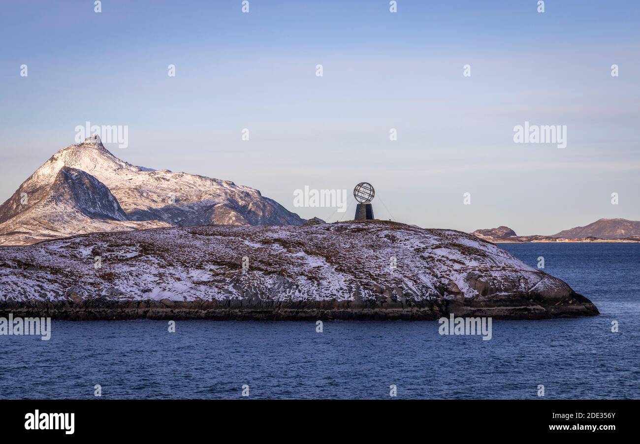 Naviga verso lo spettacolare cerchio artico in Norvegia Foto Stock