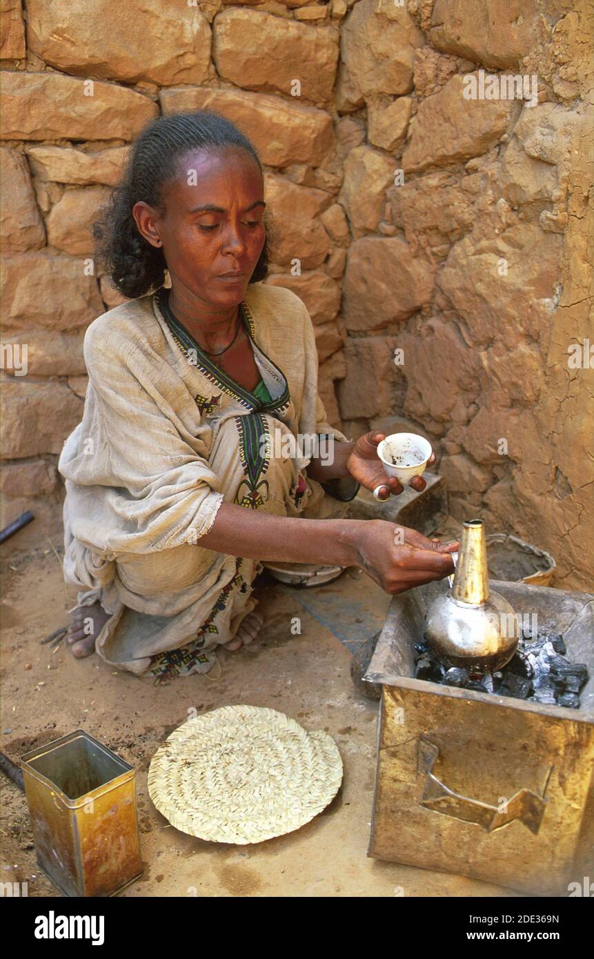 Ritratto di una donna Tigrayan che fa il caffè nel modo tradizionale. Mekelle, Tigray, Etiopia Foto Stock