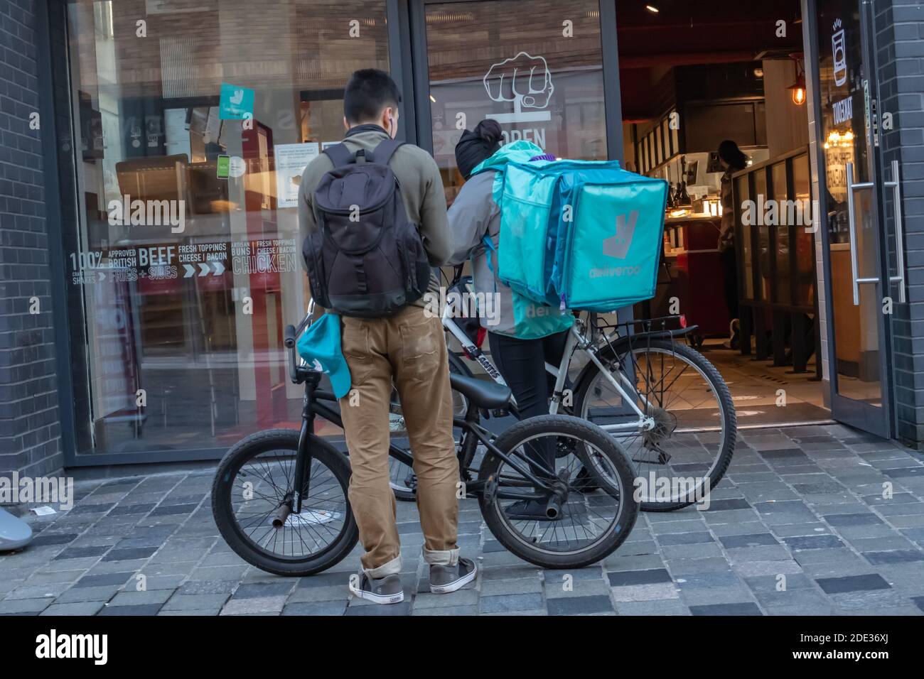 Glasgow, Scozia, Regno Unito. 28 Novembre 2020. Regno Unito Meteo: Deliveroo corriere consegna ciclisti in Sauchiehall Street. Credito: SKULLY/Alamy Live News Foto Stock