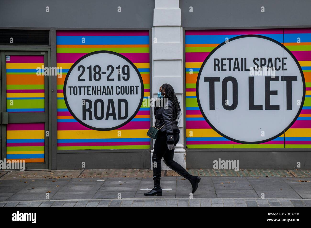 Londra, Regno Unito. 28 Nov 2020. I rivenditori chiusi fanno del loro meglio per promuovere le vendite del Black Friday e di Natale. La gente è ancora fuori nel centro di londra, nonostante il nuovo blocco che è ora in vigore. Le luci di Natale sono accese ma i negozi sono chiusi. Molte persone indossano maschere, anche all'esterno. Credit: Guy Bell/Alamy Live News Foto Stock