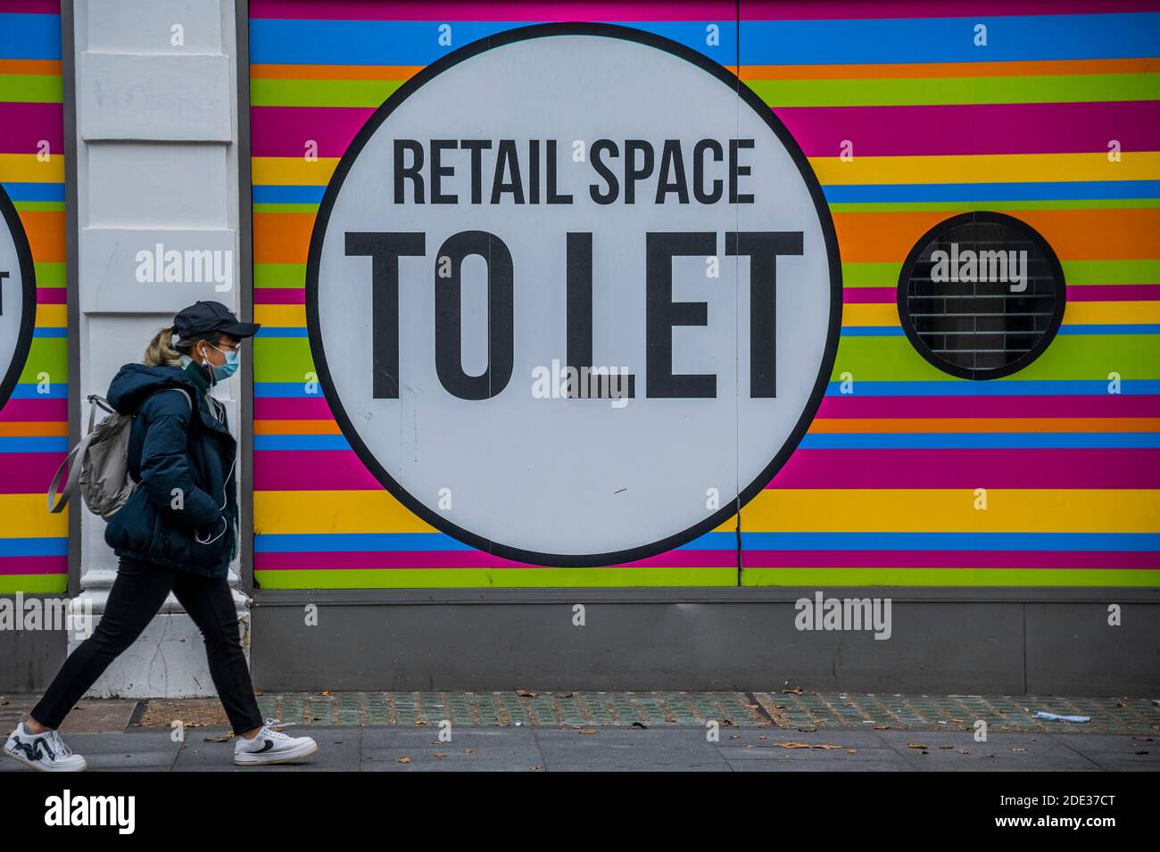 Londra, Regno Unito. 28 Nov 2020. I rivenditori chiusi fanno del loro meglio per promuovere le vendite del Black Friday e di Natale. La gente è ancora fuori nel centro di londra, nonostante il nuovo blocco che è ora in vigore. Le luci di Natale sono accese ma i negozi sono chiusi. Molte persone indossano maschere, anche all'esterno. Credit: Guy Bell/Alamy Live News Foto Stock