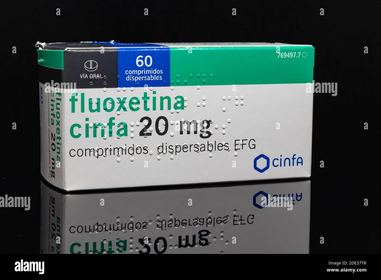 Huelva, Spagna - 26 novembre 2020: Scatola spagnola di Fluoxetina Cinfa 20mg. Fluoxetina è un tipo di antidepressivo noto come SSRI (serotonina selettiva) Foto Stock