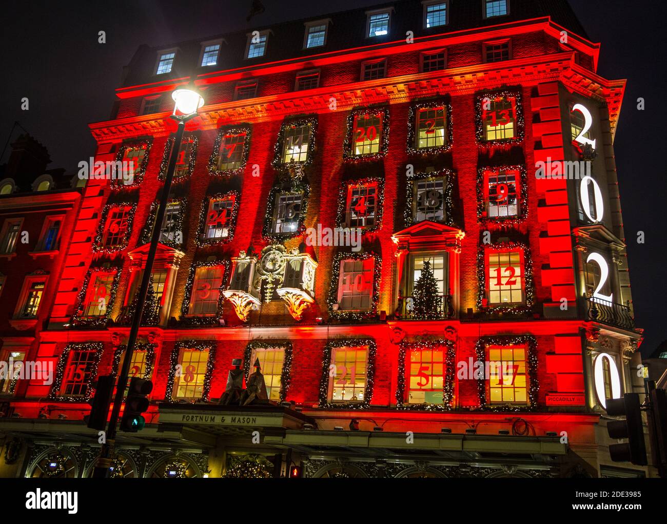 Londra UK 28 novembre 2020 grandi folle vengono a Londra Per godersi le meravigliose luci di Natale e il meraviglioso Fortum E negozio Mason decorato come un avvenente calender.Paul Quezada-Neiman/Alamy Live Notizie Foto Stock