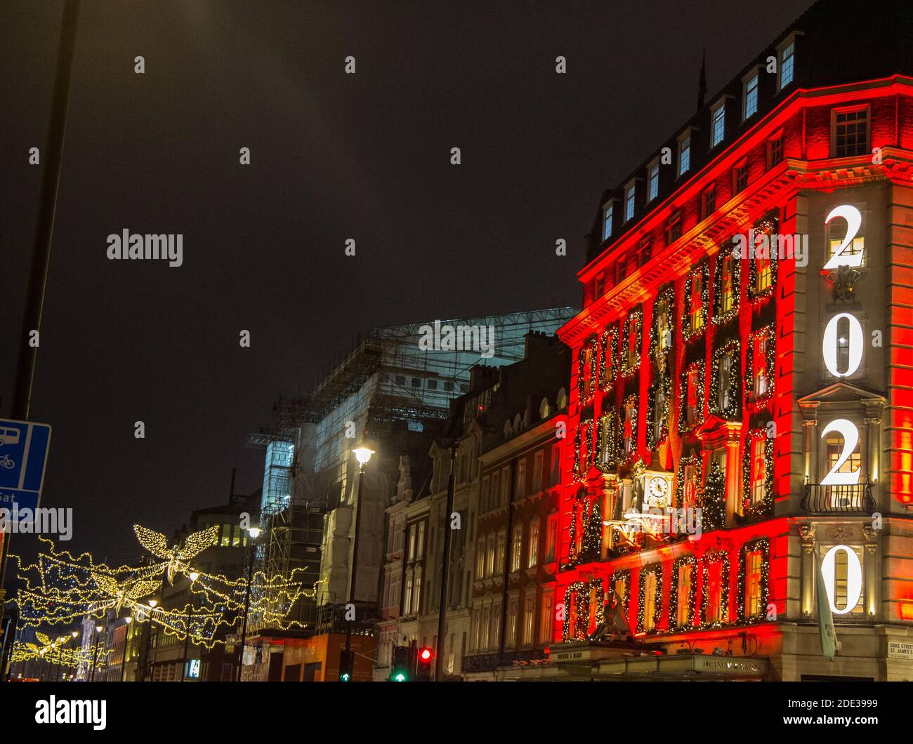 Londra UK 28 novembre 2020 grandi folle vengono a Londra Per godersi le meravigliose luci di Natale e il meraviglioso Fortum E negozio Mason decorato come un avvenente calender.Paul Quezada-Neiman/Alamy Live Notizie Foto Stock