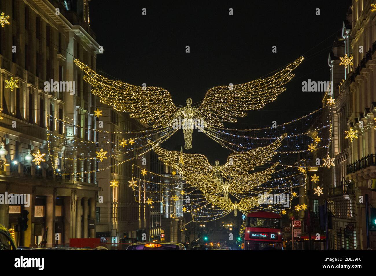 Londra UK 28 novembre 2020 grandi folle vengono a Londra Per godersi le meravigliose luci di Natale e il meraviglioso Fortum E negozio Mason decorato come un avvenente calender.Paul Quezada-Neiman/Alamy Live Notizie Foto Stock