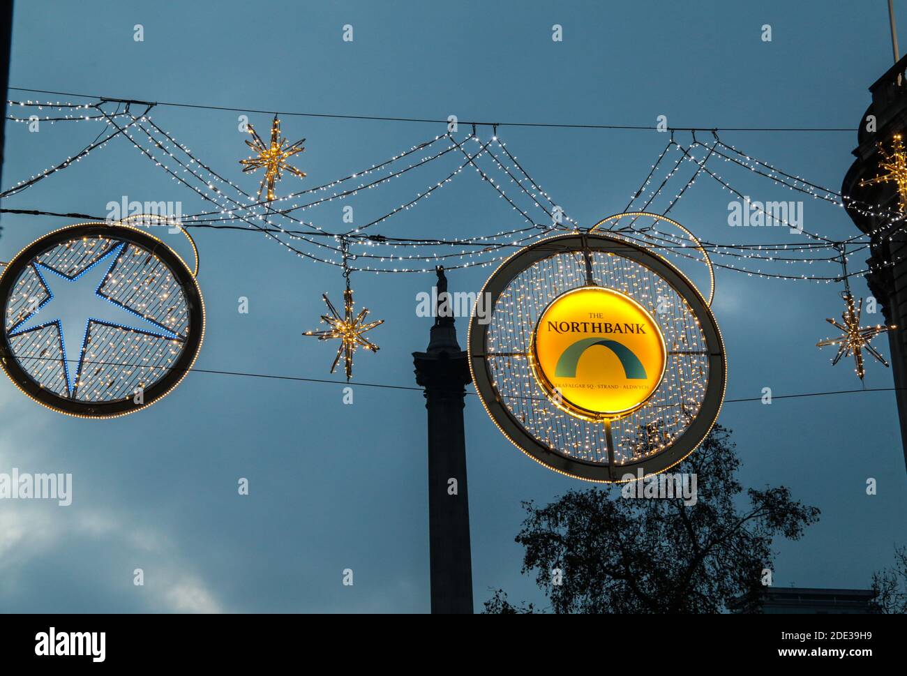 Londra UK 28 novembre 2020 grandi folle vengono a Londra Per godersi le meravigliose luci di Natale e il meraviglioso Fortum E negozio Mason decorato come un avvenente calender.Paul Quezada-Neiman/Alamy Live Notizie Foto Stock