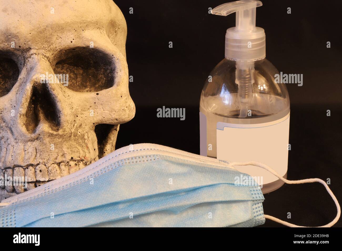 cranio, maschera facciale e desinfectante Foto Stock