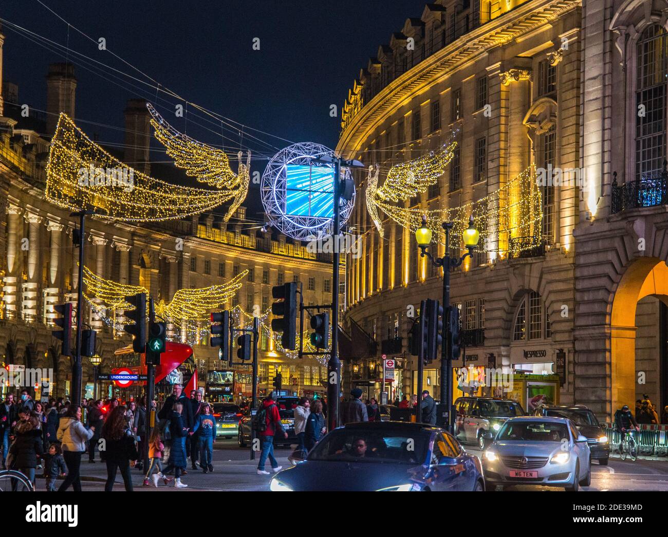 Londra UK 28 novembre 2020 grandi folle vengono a Londra Per godersi le meravigliose luci di Natale e il meraviglioso Fortum E negozio Mason decorato come un avvenente calender.Paul Quezada-Neiman/Alamy Live Notizie Foto Stock