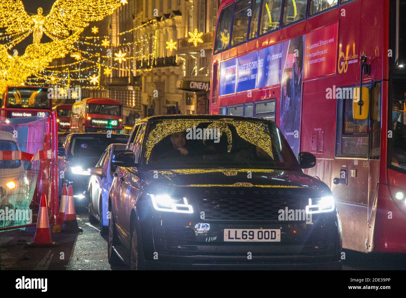 Londra UK 28 novembre 2020 grandi folle vengono a Londra Per godersi le meravigliose luci di Natale e il meraviglioso Fortum E negozio Mason decorato come un avvenente calender.Paul Quezada-Neiman/Alamy Live Notizie Foto Stock