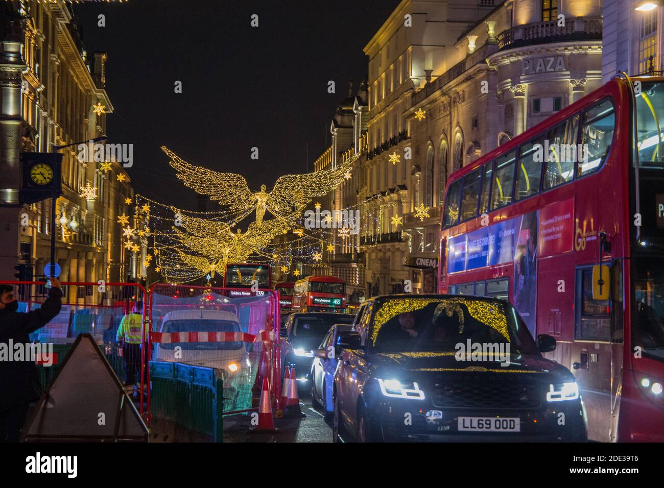 Londra UK 28 novembre 2020 grandi folle vengono a Londra Per godersi le meravigliose luci di Natale e il meraviglioso Fortum E negozio Mason decorato come un avvenente calender.Paul Quezada-Neiman/Alamy Live Notizie Foto Stock