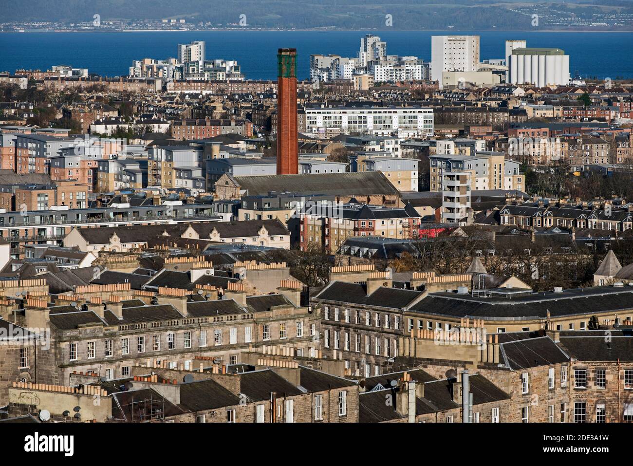 Guardando a nord da Calton Hill sui tetti di Leith fino al Firth of Forth, Edimburgo, Scozia, Regno Unito. Foto Stock