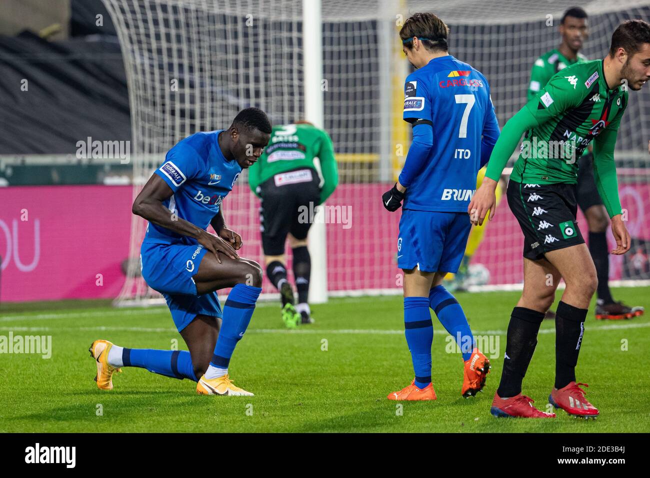 Paul Onuachu di Genk festeggia dopo aver segnato durante una partita di calcio posticipata tra Cercle Brugge KSV e KRC Genk, sabato 28 novembre 2020 a Brug Foto Stock