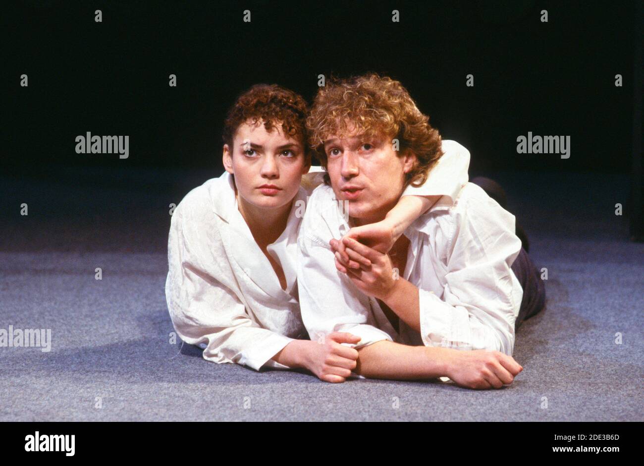 Sarah-Jane Fenton (Juliet), Richard Huw (Romeo) a ROMEO E JULIET di Shakespeare al Young Vic Theatre, Londra SE1 26/10/1987 design: Fran Thompson illuminazione: Paul Denby registi: David Thacker & Jeremy Bell Foto Stock