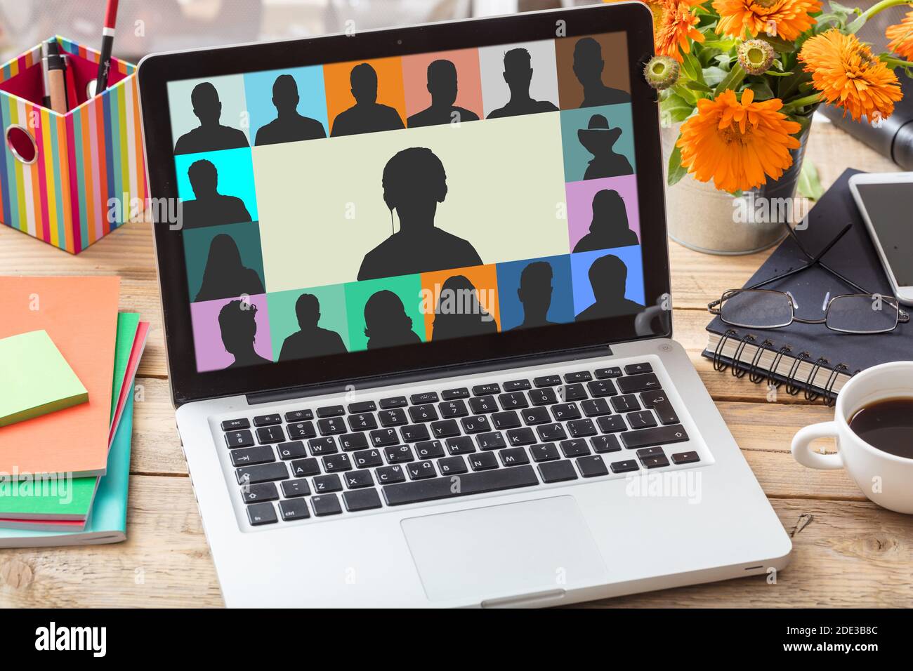 Videoconferenza chiamata, business meeting online, scuola, studio di lavoro da casa, coronavirus COVID19 pandemia. Gruppo di persone sullo schermo di un computer portatile in offerta Foto Stock