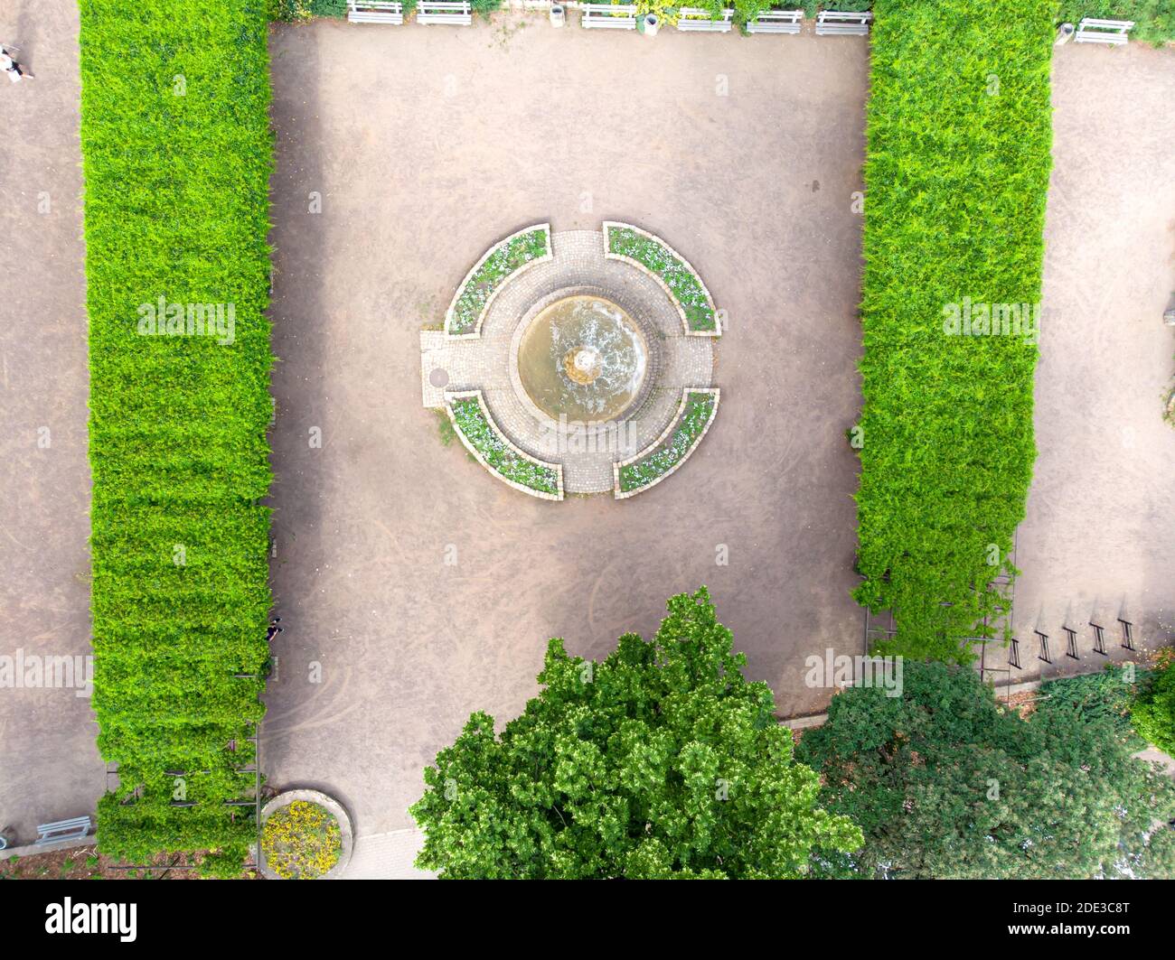Una vista da un drone su pergolas verde con cui è cresciuto ivy e una piccola fontana Foto Stock