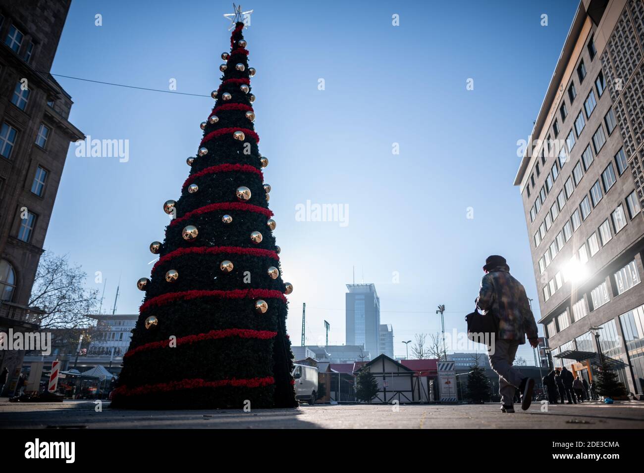Essen, Germania. 28 Nov 2020. In Germania, fino a dieci persone, più i bambini, dovrebbero essere in grado di celebrare insieme il Natale. Credit: Fabian Strauch/dpa/Alamy Live News Foto Stock