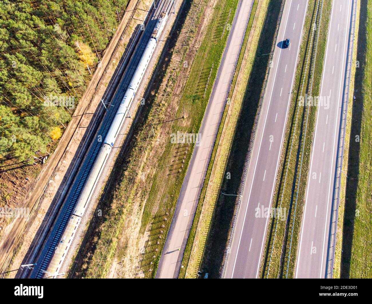 Quattro corsie della superstrada, la corsia interna e le piste, viste dal punto di vista di un uccello Foto Stock