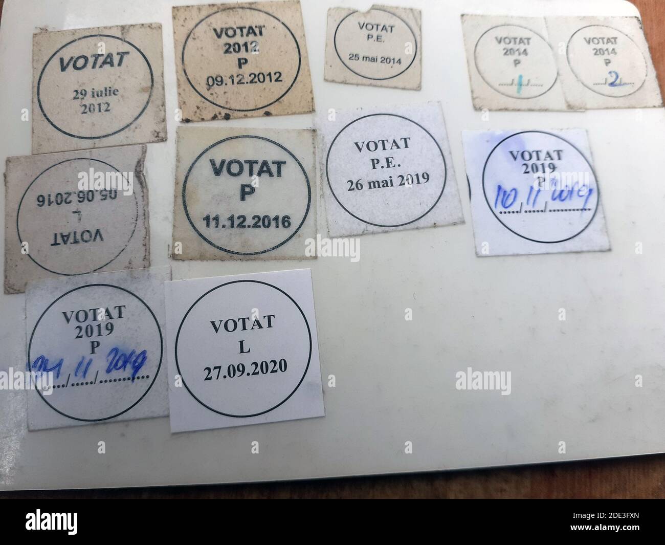 Orsova / Romania - 27 settembre 2020: Adesivi ‘votati’ sul retro di una carta d’identità in Romania Foto Stock
