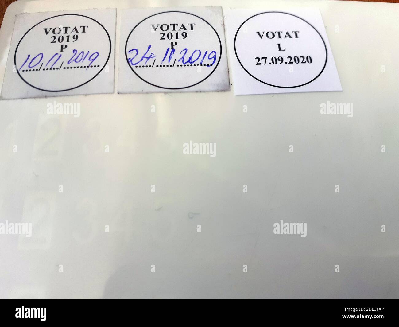 Orsova / Romania - 27 settembre 2020: Adesivi ‘votati’ sul retro di una carta d’identità in Romania Foto Stock