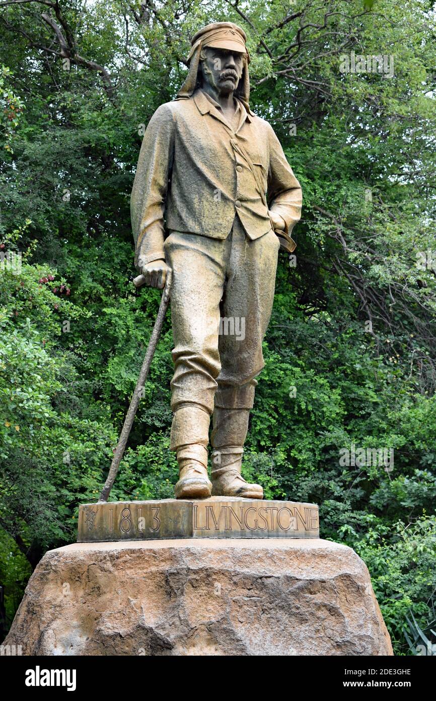 La statua di David Livingstone circondata da alberi nel Victoria Falls National Park, Zimbabwe, Africa. Foto Stock