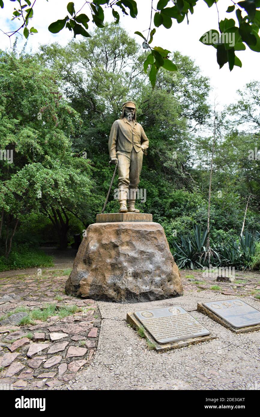 La statua di David Livingstone nel Victoria Falls National Park, Zimbabwe, Africa. Due placche sono stese a terra davanti alla scultura. Foto Stock