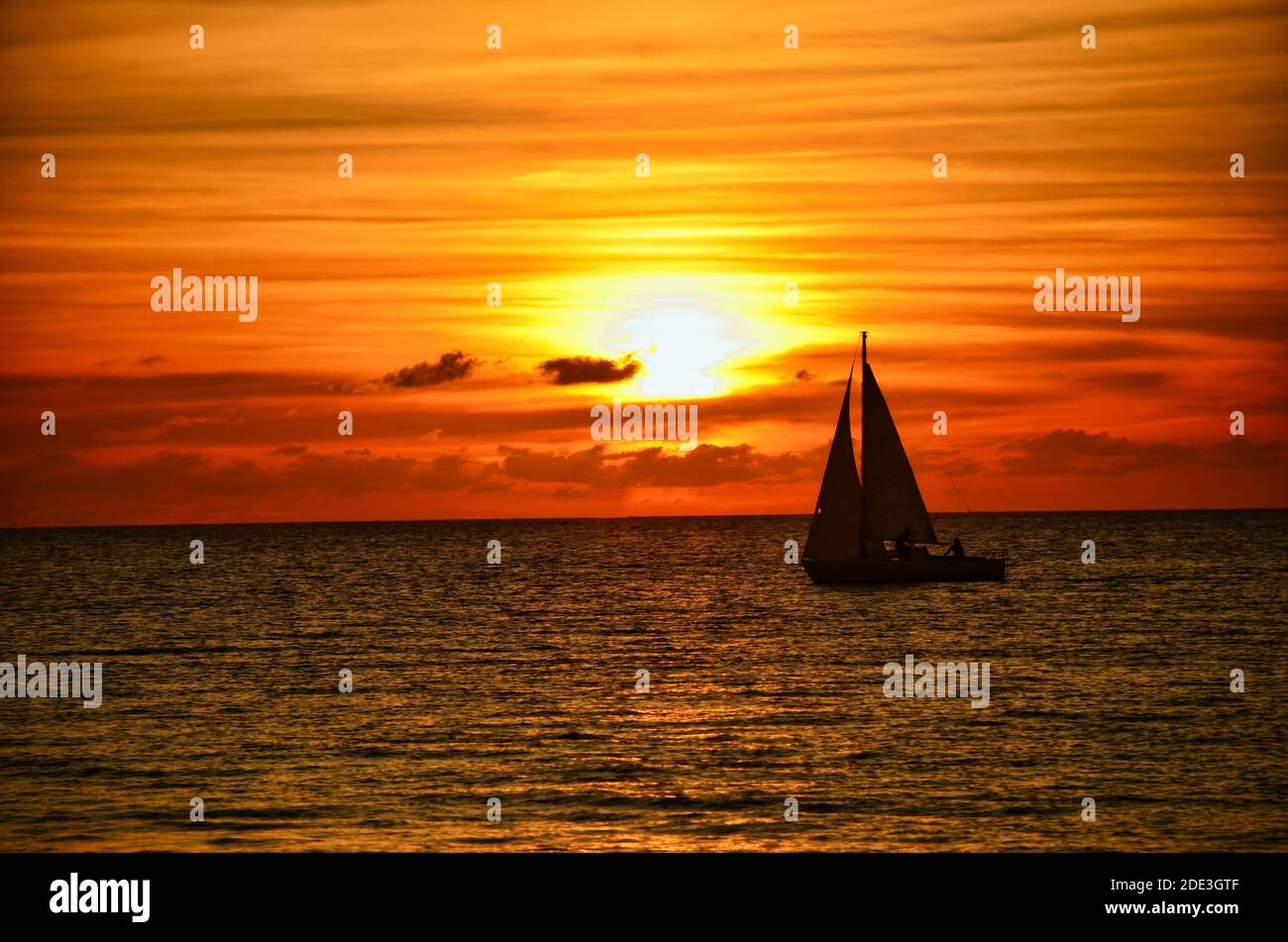 Barca a vela al tramonto nei Caraibi, bellissimo tramonto sull'isola di bonaire. oceano Foto Stock