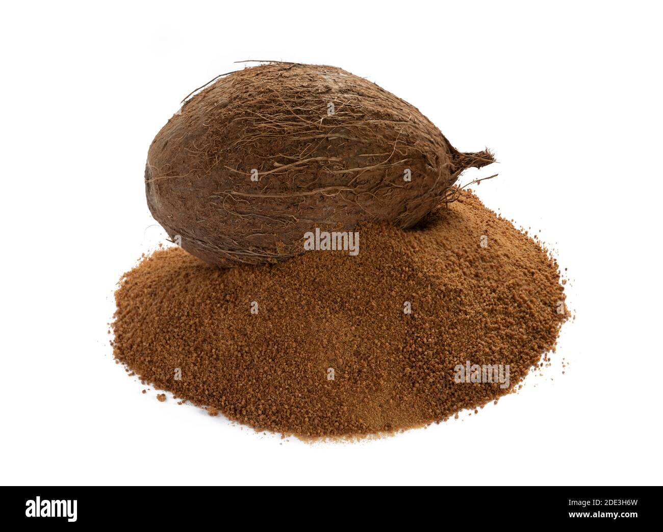 Pile di zucchero di cocco biologico con un cocco fresco isolato su sfondo bianco Foto Stock