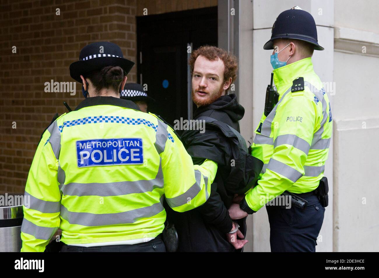 I manifestanti anti anti anti anti-blocco marciano a Londra contro la decisione dei governi del Regno Unito Per serrare il blocco dovuto a Covid-19 Foto Stock