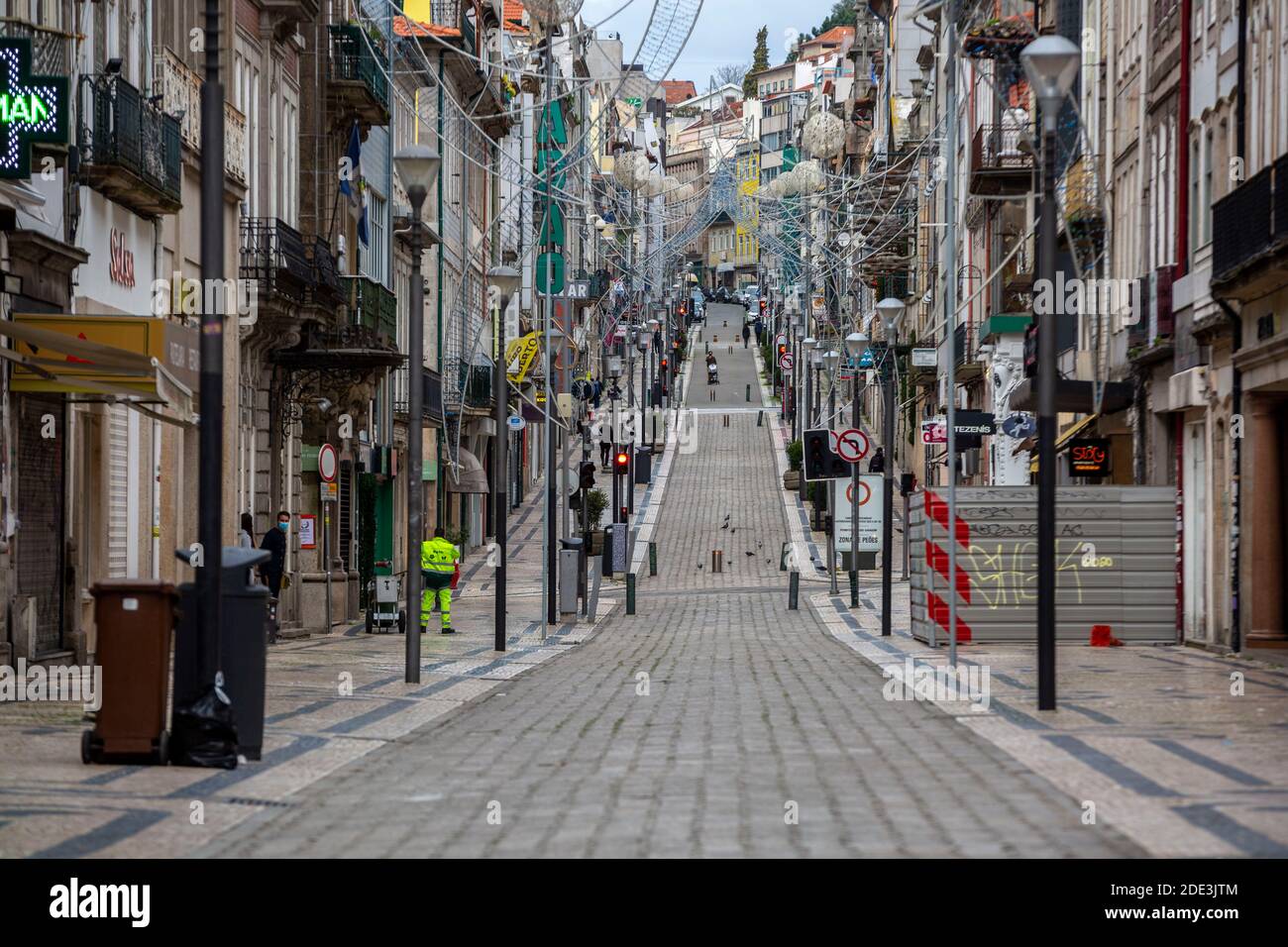 Porto, Portogallo. 28 Nov 2020. Via Santa Catarina, uno dei luoghi più commerciali e turistici, è deserta a causa della covid-19 pandemie restrizioni durante il fine settimana lungo. Il Portogallo ha 4868 casi in più e 87 decessi. Credit: Diogo Baptista/ZUMA Wire/Alamy Live News Foto Stock