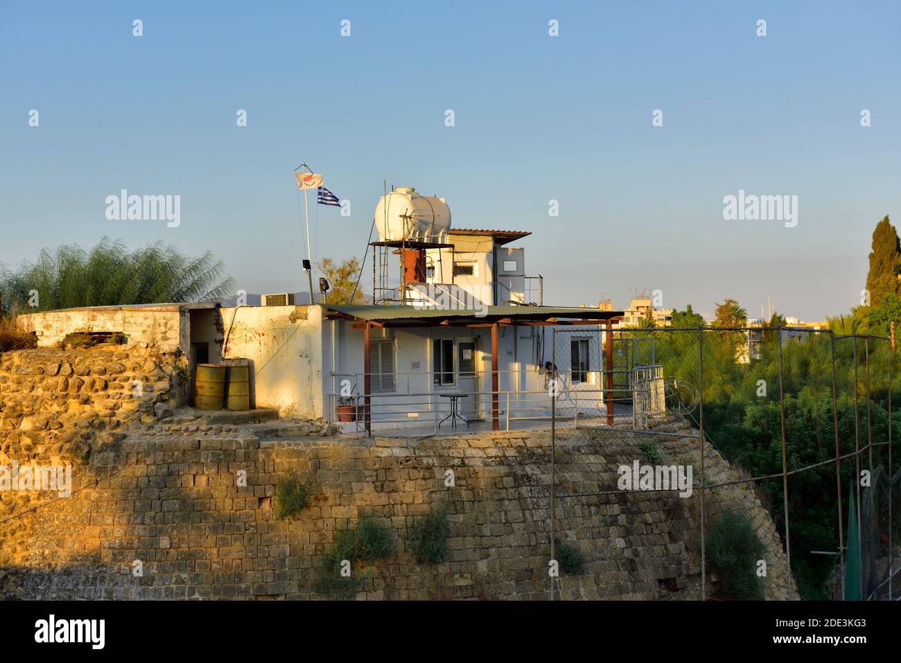 Posto di osservazione per la zona tampone ONU che separa Nicosia greca meridionale a Nicosia turca settentrionale, Cipro Foto Stock