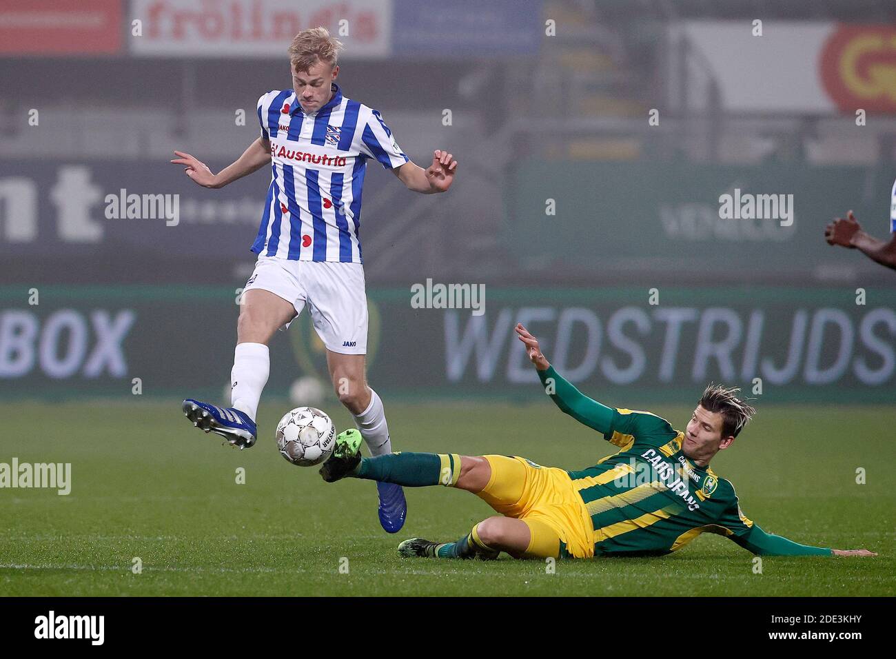 Den Haag, Paesi Bassi. 28 Nov 2020. DEN HAAG, 28-11-2020, Car Jeans Stadion, football olandese, Eredivisie, stagione 2020/2021. Il giocatore SC Heerenveen Jan Paul van Hecke e il giocatore ADO Den Haag Michiel Kramer durante la partita ADO Den Haag vs Heerenveen Credit: Pro Shots/Alamy Live News Foto Stock