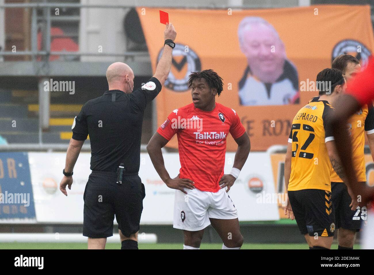 Newport, Regno Unito. 28 Nov 2020. Brandon Asante della città di Salford (c) è inviato fuori. The Emirates fa Cup, 2° round match, Newport County contro Salford City al Rodney Parade di Newport, Galles, sabato 28 novembre 2020. Questa immagine può essere utilizzata solo per scopi editoriali. Solo per uso editoriale, è richiesta una licenza per uso commerciale. Nessun utilizzo nelle scommesse, nei giochi o nelle pubblicazioni di un singolo club/campionato/giocatore. pic by Credit: Andrew Orchard sports photography/Alamy Live News Foto Stock