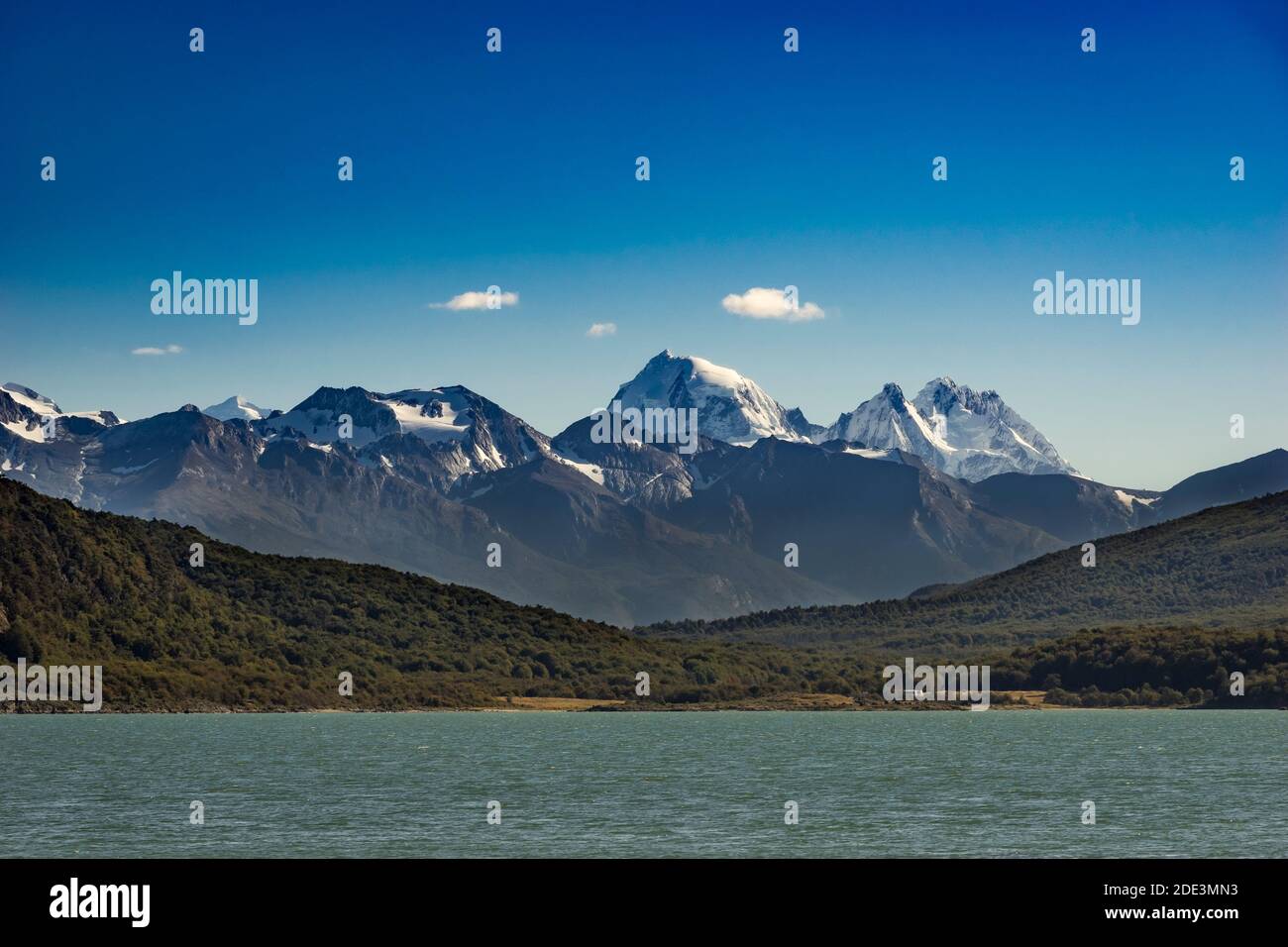 Montagne innevate del canale di Beagle, Parco Nazionale della Terra del fuoco vicino a Ushuaia, Patagonia, Argentina Foto Stock