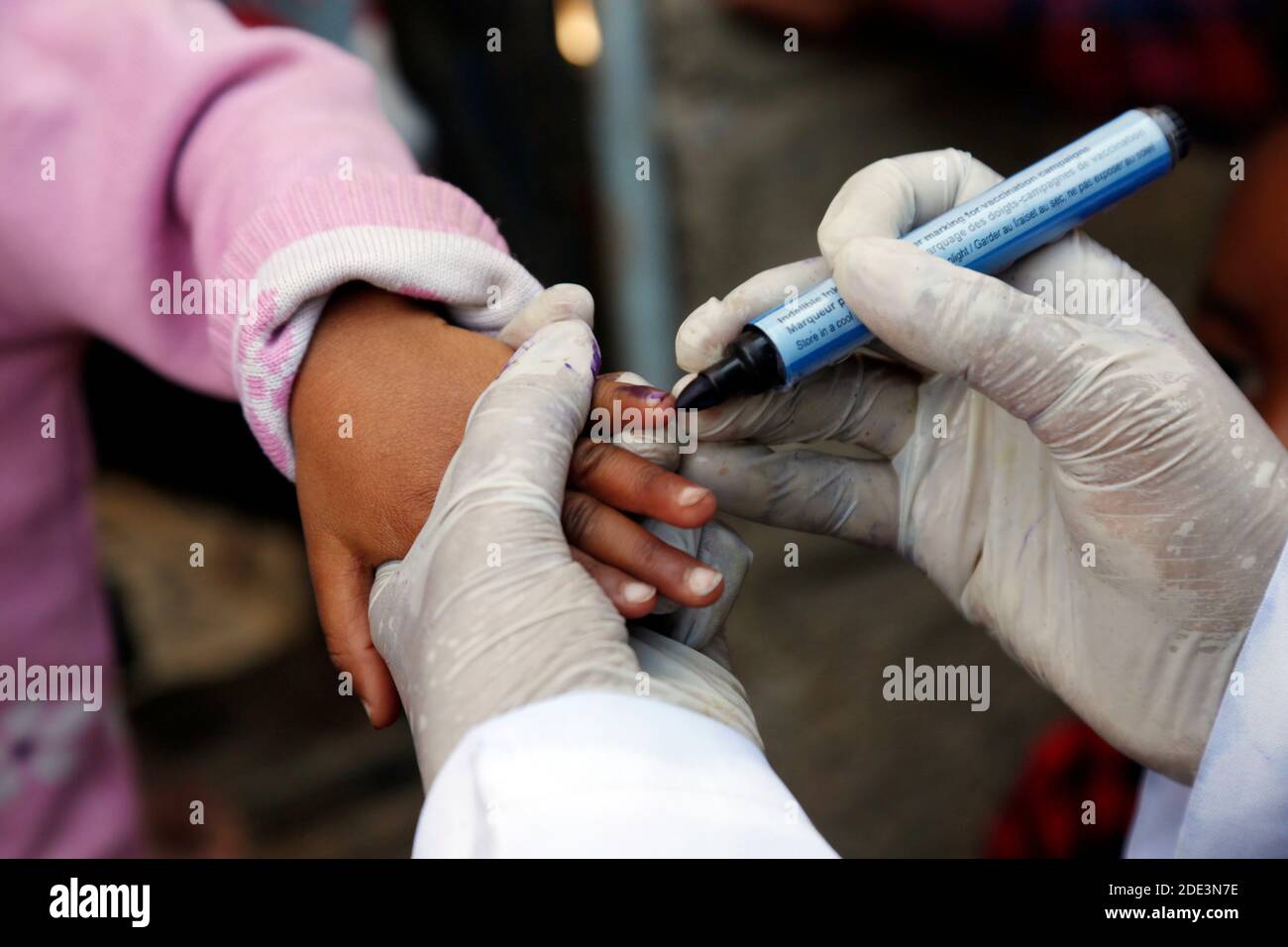 Sanaa, Yemen. 28 Nov 2020. Un medico segna il dito di un bambino dopo averle dato una dose di vaccino antipolio a Sanaa, Yemen, il 28 novembre 2020. Sabato le autorità sanitarie dello Yemen hanno lanciato una campagna di vaccinazione contro la poliomielite per oltre 4 milioni di bambini nel nord del paese dilaniato dalla guerra. La campagna della durata di tre giorni è sostenuta dall'Organizzazione mondiale della sanità, dall'UNICEF e da altre agenzie internazionali di aiuto, come hanno affermato le autorità sanitarie locali in una dichiarazione. Credit: Mohammed Mohammed/Xinhua/Alamy Live News Foto Stock