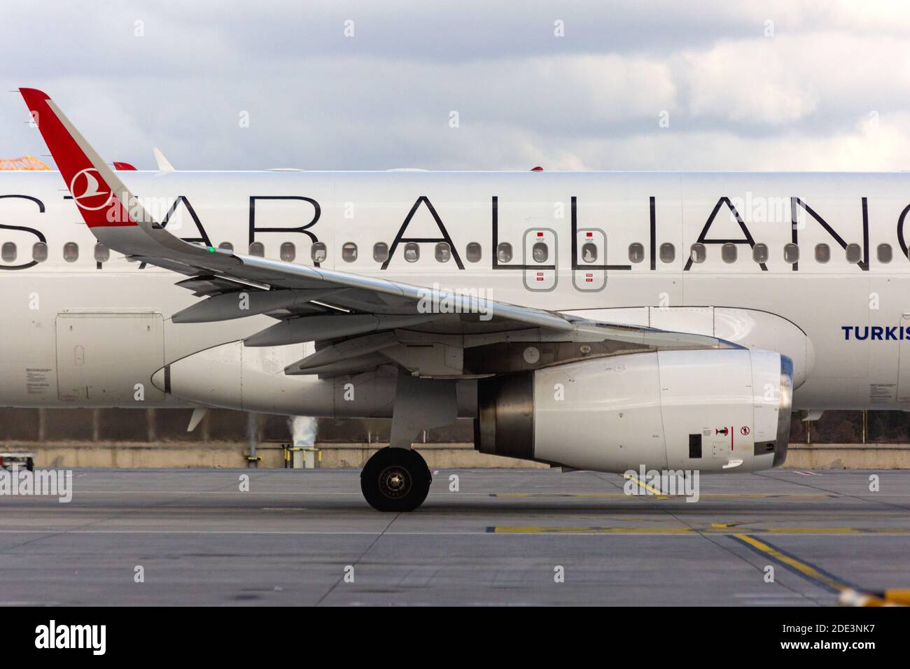 Motore e Wings di Airbus A320 aeromobili di Turkish Airlines pronti a decollo sul asfalto aeroporto. Vista laterale. Aeroporto Sabiha Gokcen Foto Stock