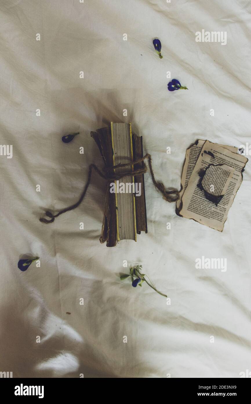 Libro vecchio con pagine di carta sul foglio di letto Foto Stock