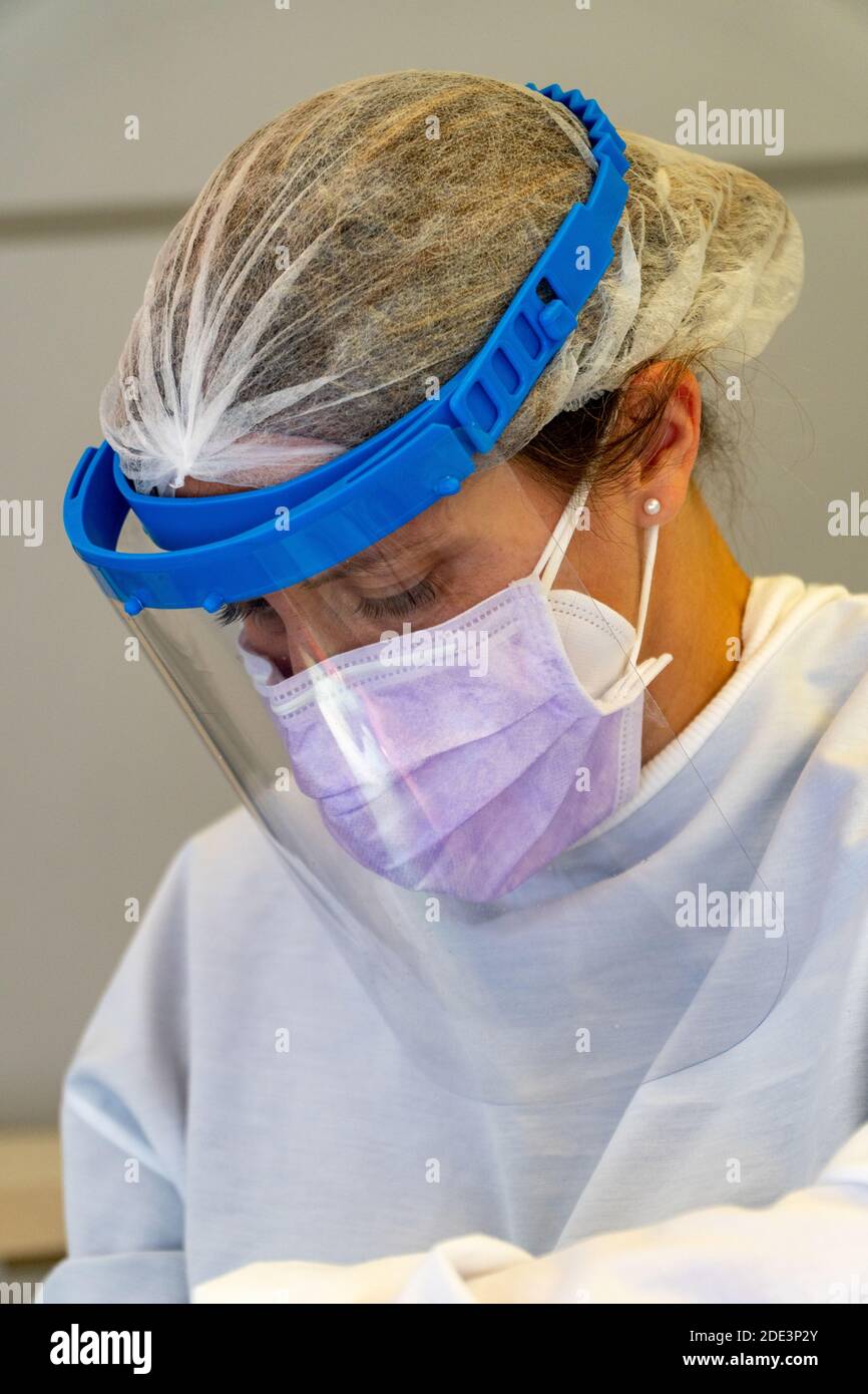 L'igienista dentale con protezione covid-19 Foto Stock