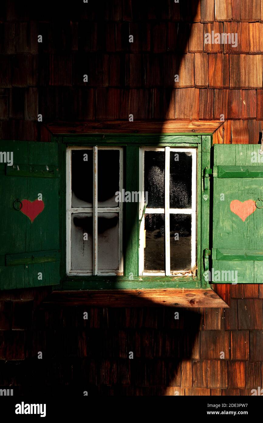 cuori rossi dipinti su persiane in legno Foto Stock
