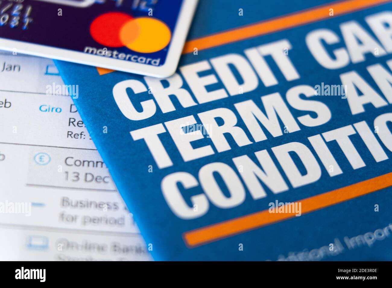 Un opuscolo con il titolo carta di credito termini e condizioni con una carta di credito sovrapposta al logo Mastercard. Carte di credito, debito, debiti. REGNO UNITO Foto Stock