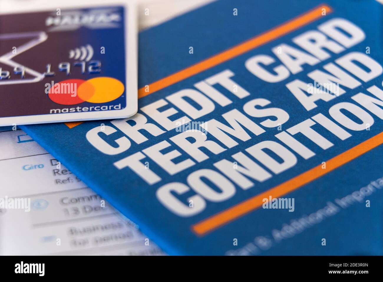 Un opuscolo con il titolo carta di credito termini e condizioni con una carta di credito sovrapposta al logo Mastercard. Carte di credito, debito, debiti. REGNO UNITO Foto Stock