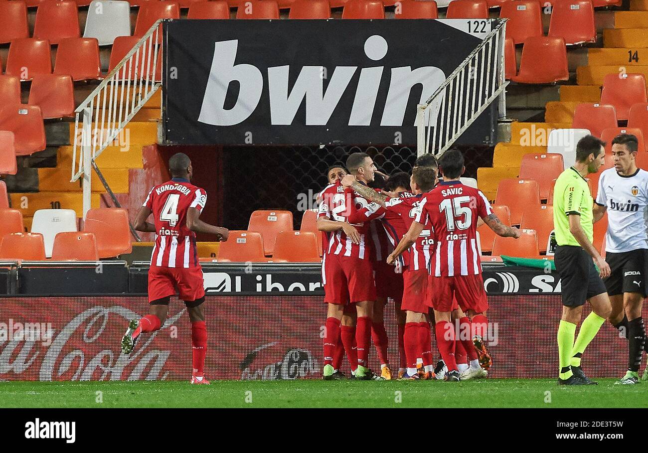 I giocatori dell'Atletico Madrid festeggiano il Valencia owngoal& 039;s toni lato durante il campionato spagnolo la Liga tra Valencia e Atletico de Madrid il 28 novembre 2020 all'Estadio de Mestalla di Valencia, Spagna - Foto Maria Jose Segovia / Spagna DPPI / DPPI / LM Foto Stock