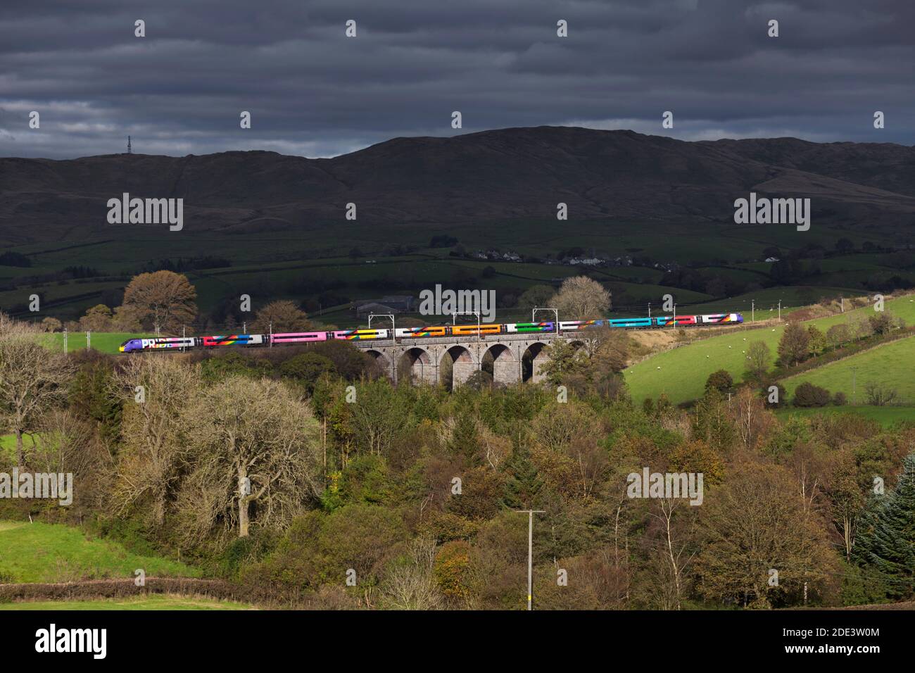 Primo Trenitalia Avanti West Coast Alstom Pride livrea treno Pendolino Attraversando il viadotto di Docker sulla linea principale della costa occidentale a Cumbria Foto Stock