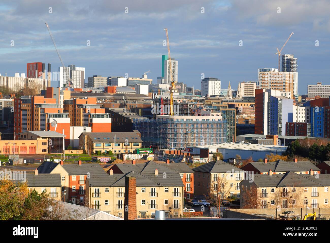 Skyline di Leeds visto da una piattaforma di lavoro di Forissor Lift. Foto Stock