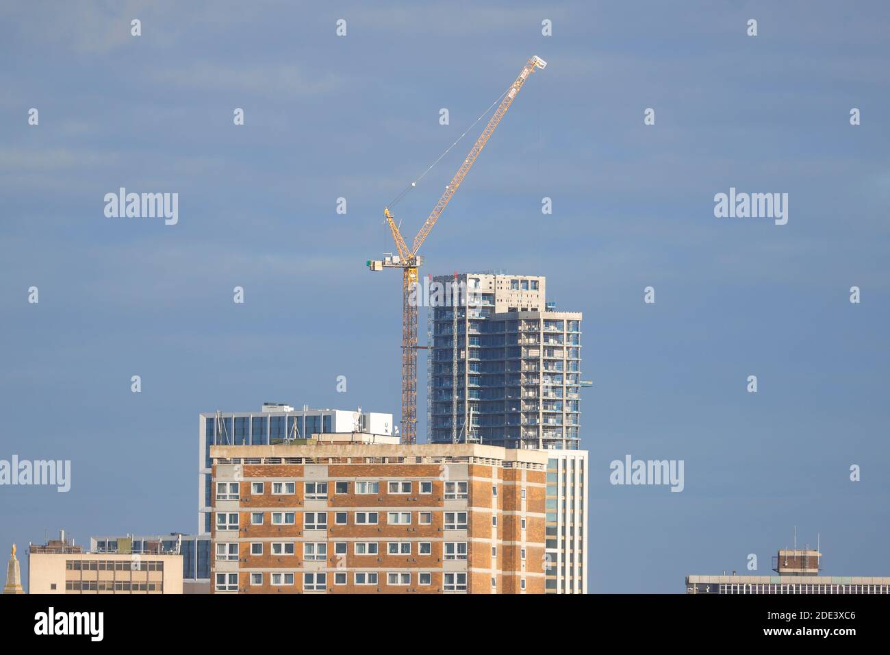 Marlborough Towers degli anni '70 e la nuova Altus House, l'edificio più alto dello Yorkshire e di Leeds, in fase di costruzione. Foto Stock