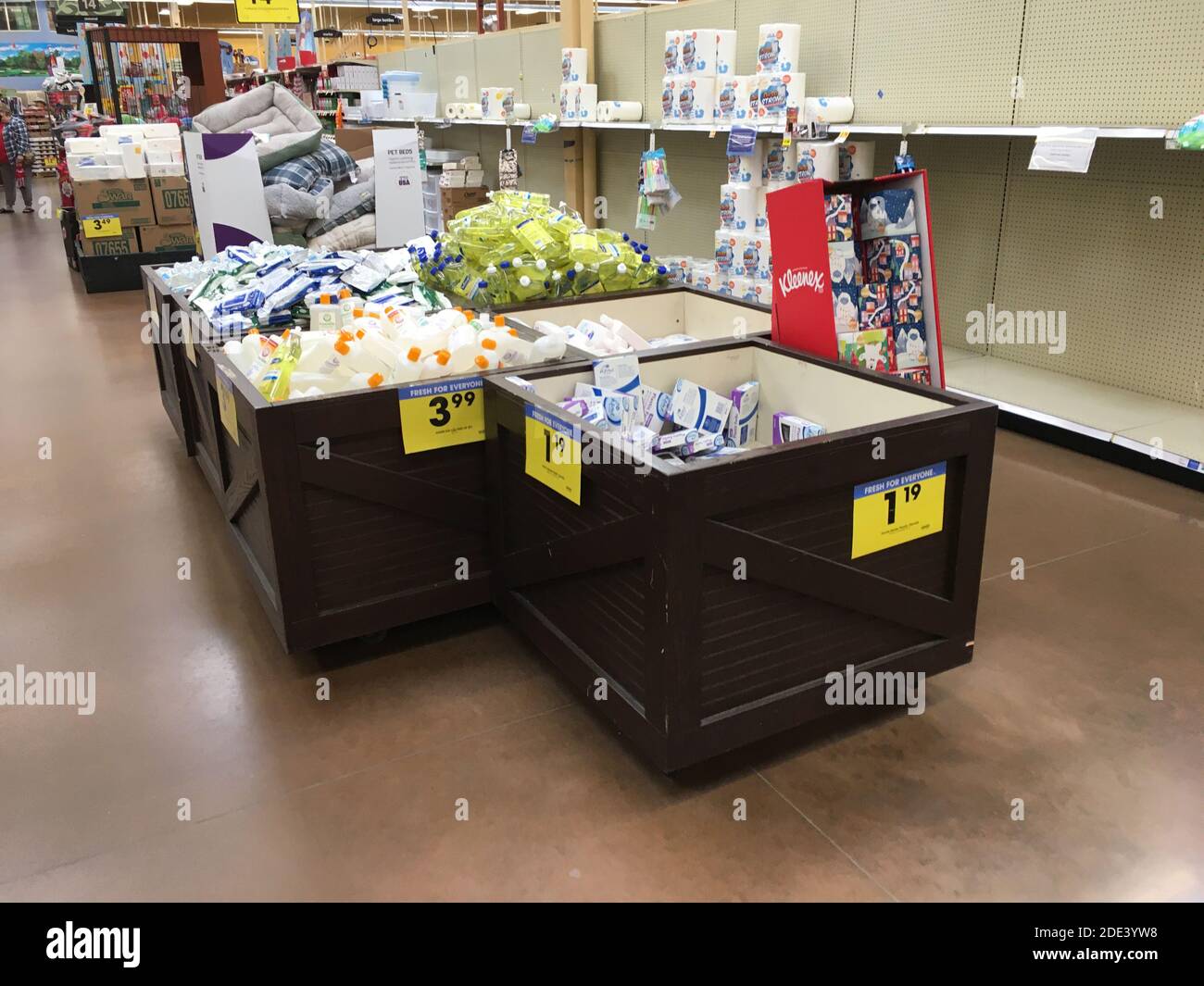 Augusta, GA USA 11 25 20: Interno del negozio di alimentari Kroger soffiato fuori corsia carta igienica e covid-19 articoli Foto Stock