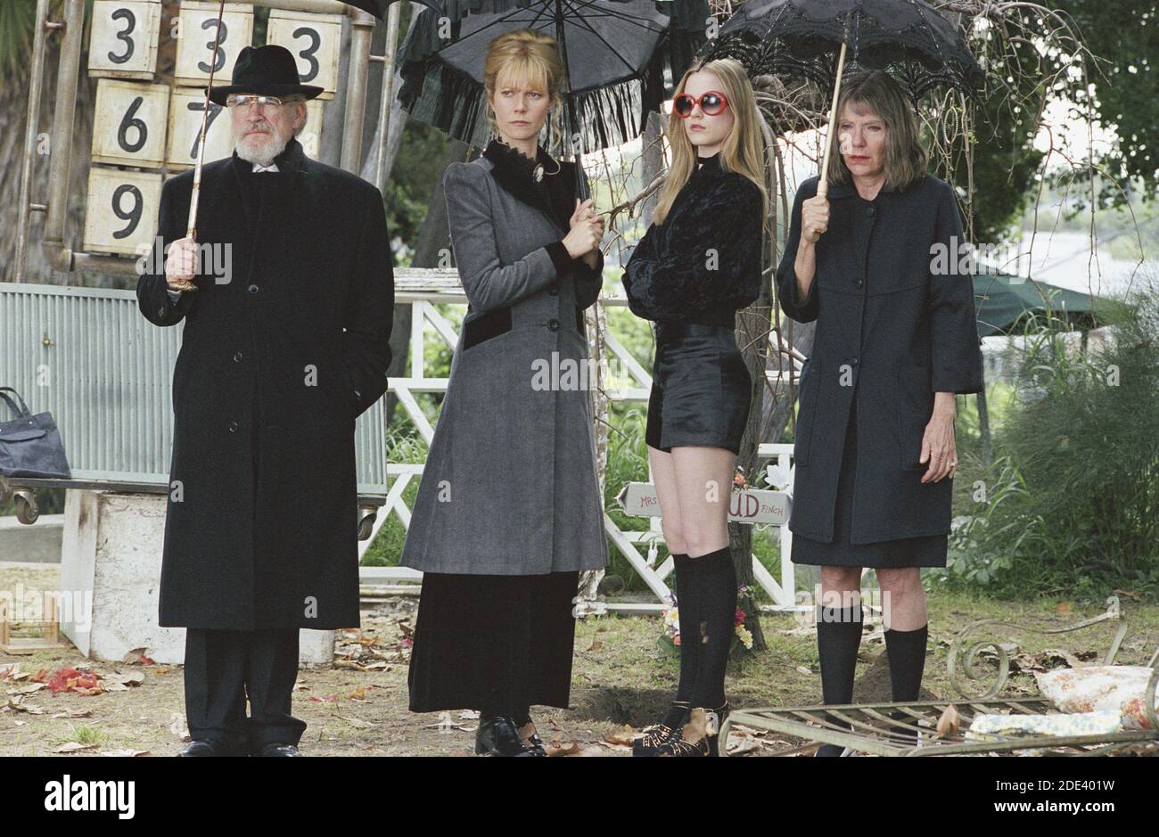 (da l a r) BRIAN COX (Dr Finch), GWYNETH PALTROW (Hope Finch), EVAN RACHEL WOOD (Natalie Finch), e JILL CLAYBURGH (Agnes Finch) in TriStar Pictures film IN ESECUZIONE CON FORBICI (2006) Photo credit: Suzanne Tenner/TriStar Pictures/The Hollywood Archive / file Reference N. 34078-06FSTHA Foto Stock