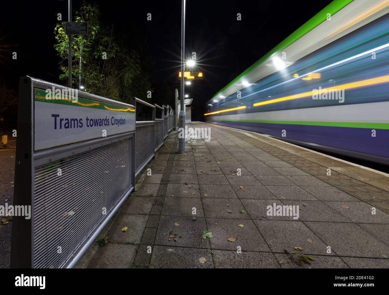 I primi tram londinesi Croydon Tramlink Bombardier flessiy Swift CR4000 tram n. 2548 in arrivo alla fermata del tram Coombe Lane, Croydon con sfocatura del movimento Foto Stock