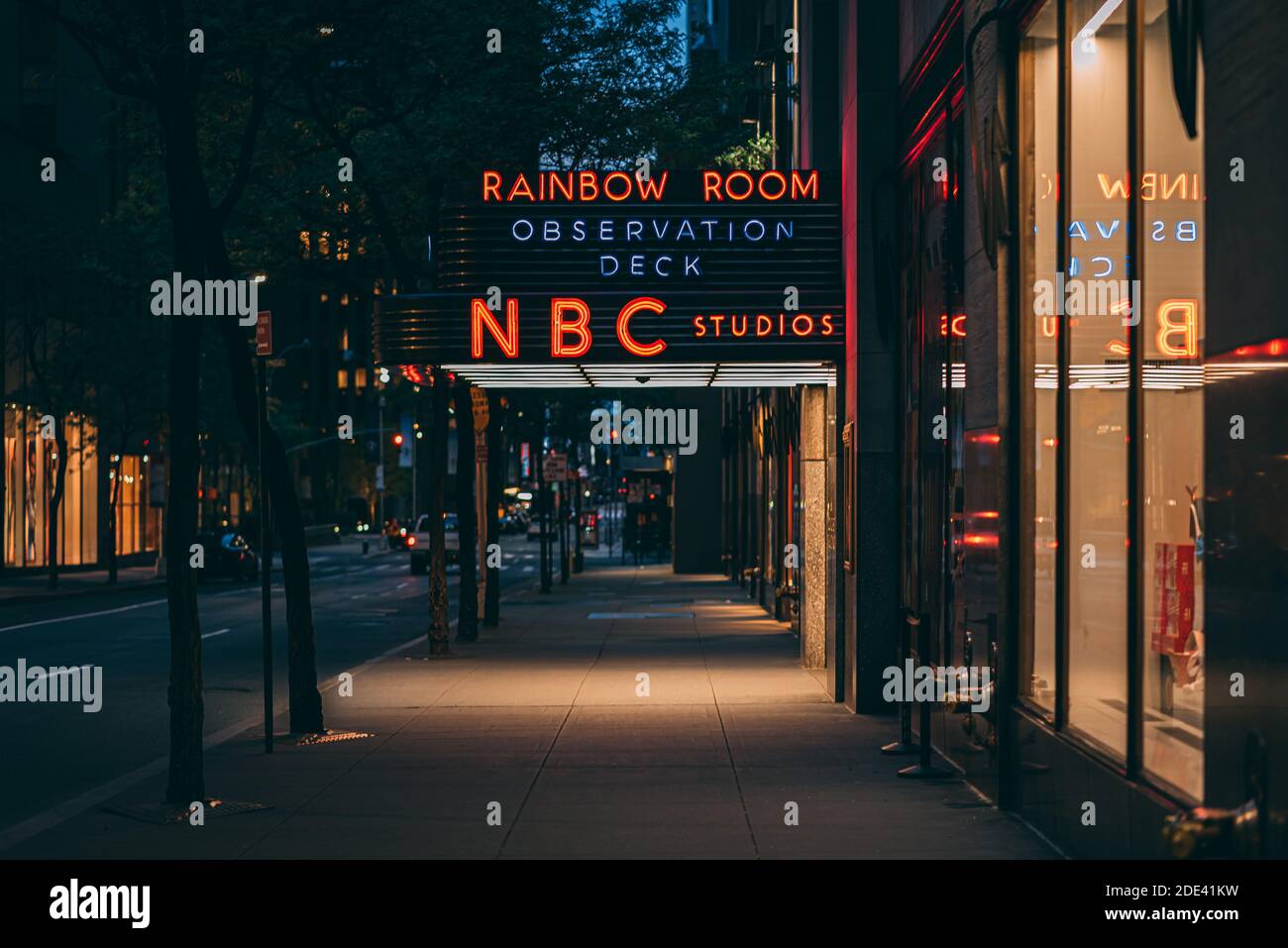 Rainbow Room al neon al Rockefeller Center, a Manhattan, New York City Foto Stock