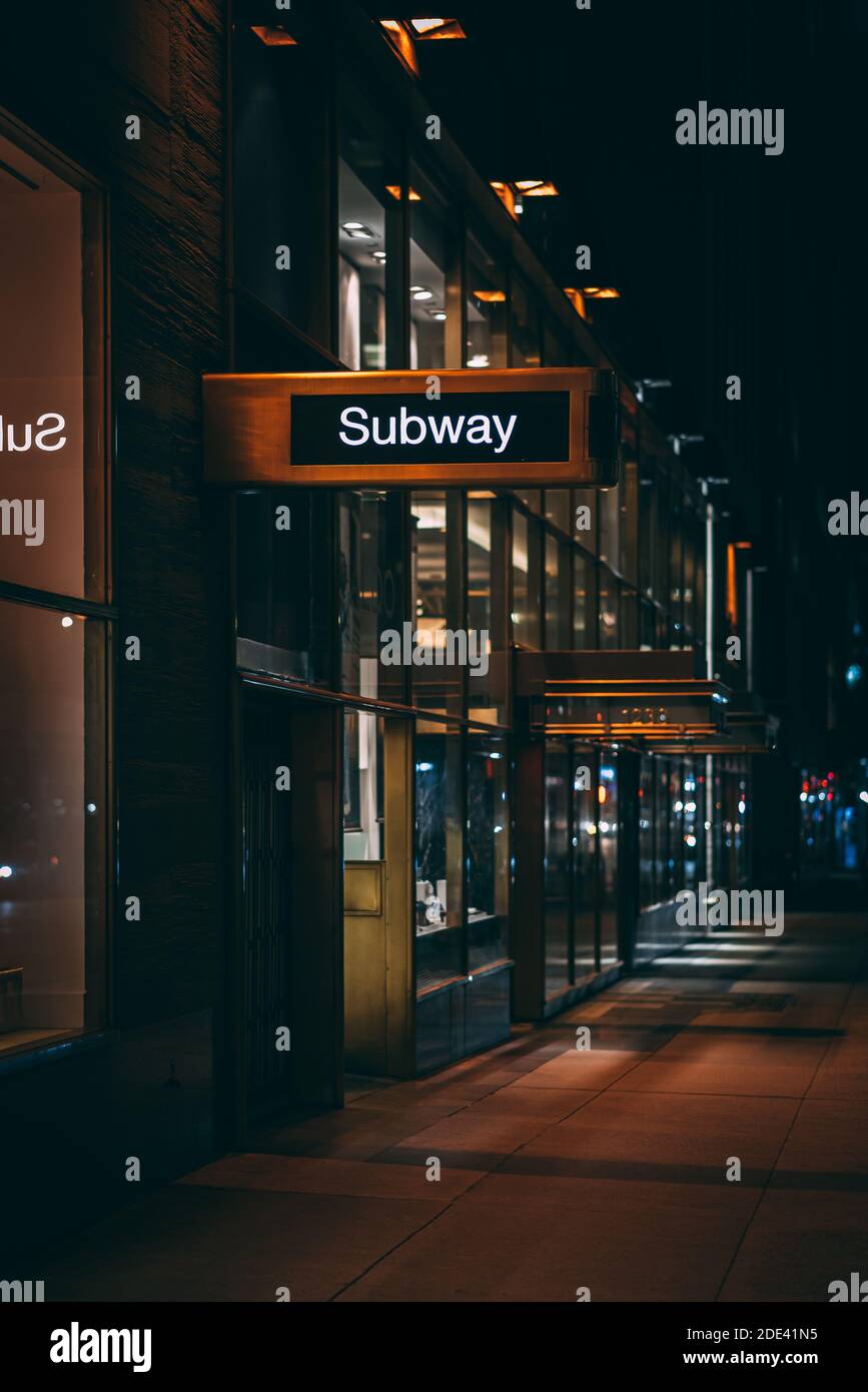 Segnale al neon della metropolitana di notte, a Midtown Manhattan, New York City Foto Stock